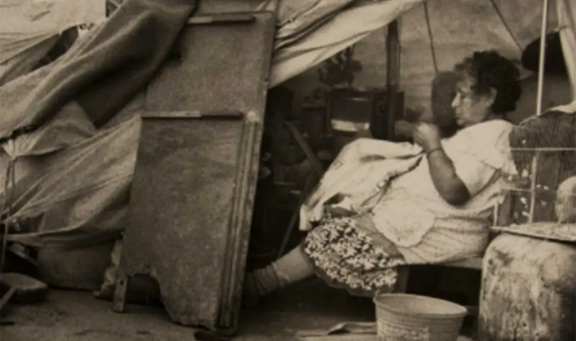 Una señora en un campamento del Sindicato de Costureras 19 de Septiembre. De la colección Archivo Casasola.