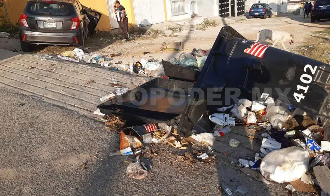 Se estrella contra unos contenedores de basura