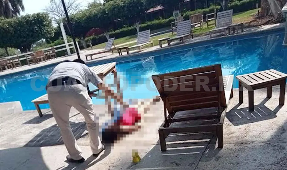 Fallece mujer tras caer a una alberca