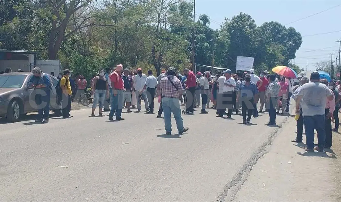 Bloquean carretera por conflicto entre maestros