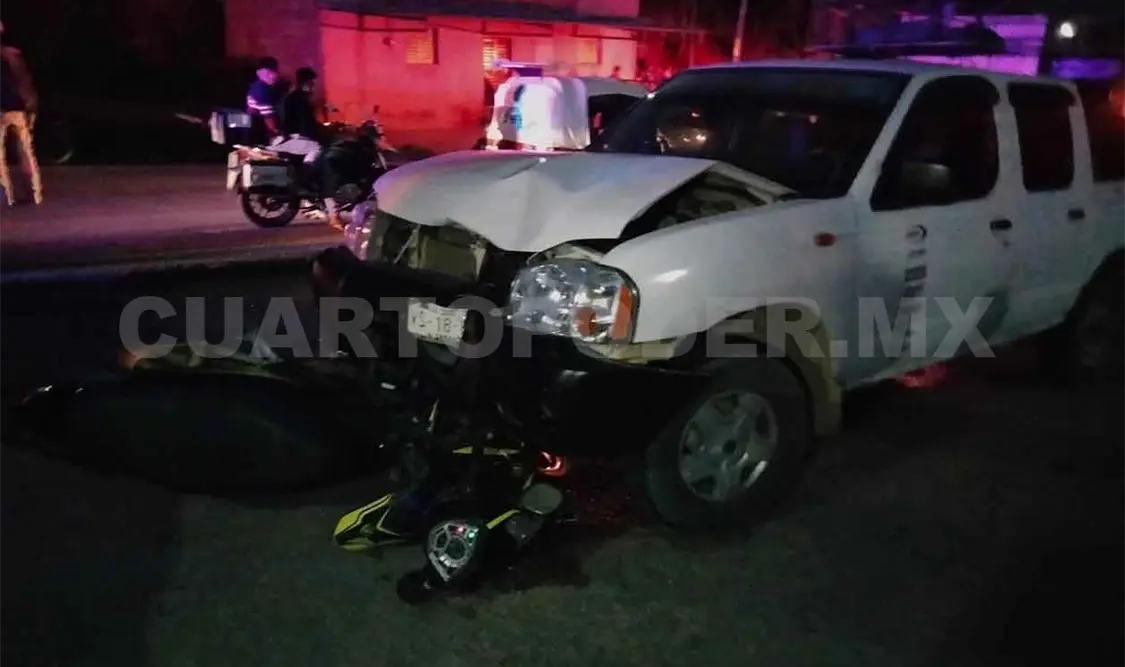 Impactan de frente camioneta y motocicleta; dos heridos