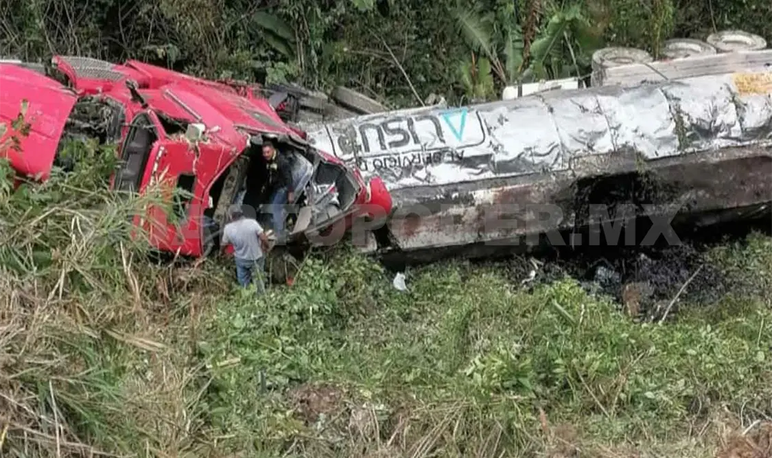 Chofer de pipa sale herido al caer en un barranco