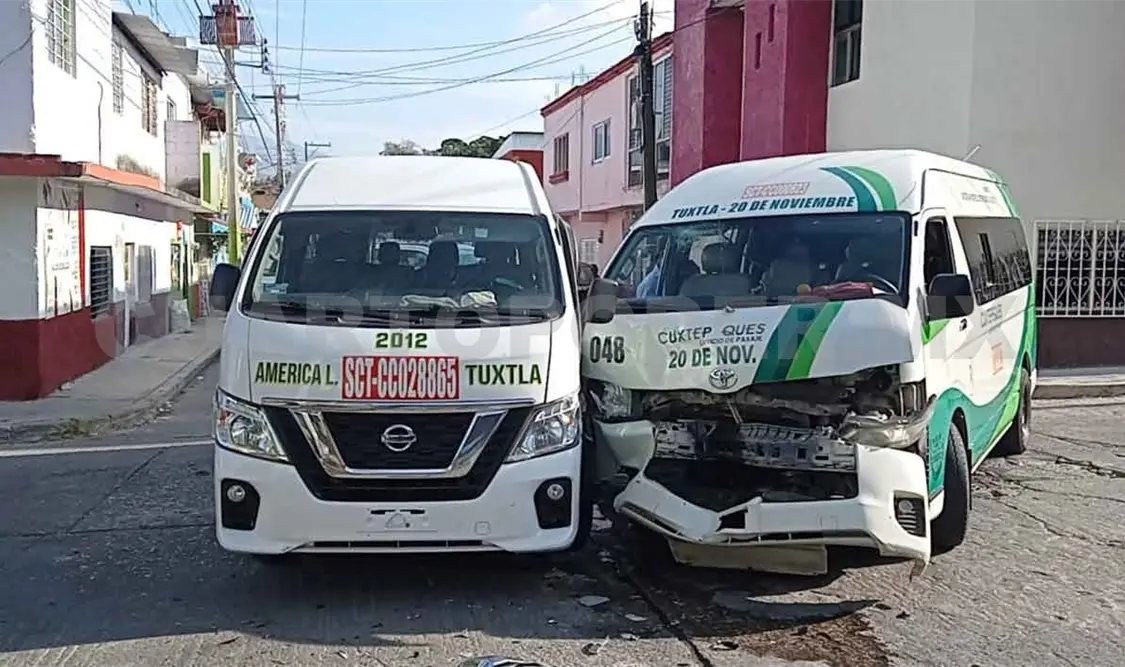 Colisionan transportes públicos