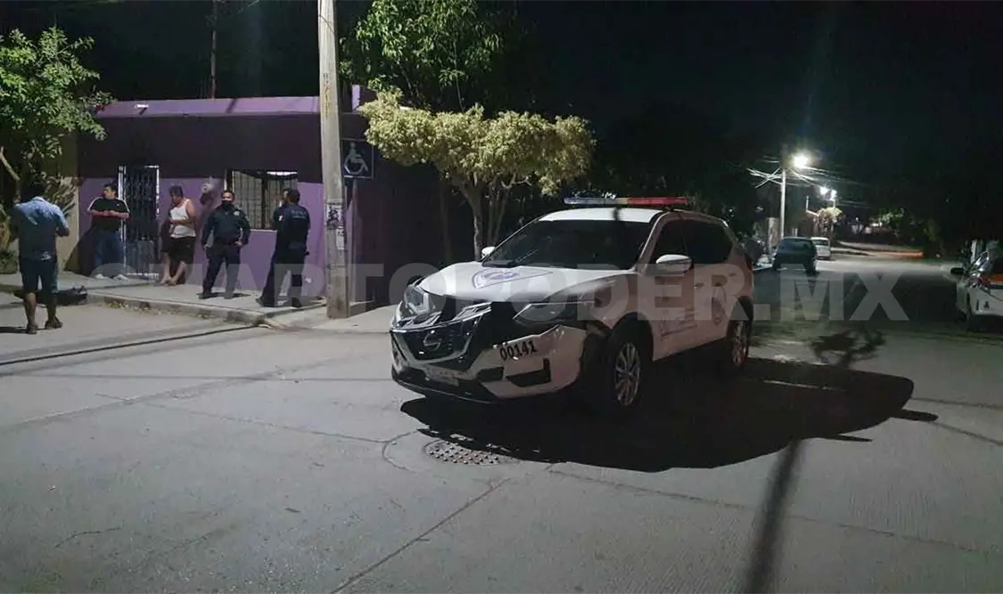 Se estrella patrulla contra automóvil