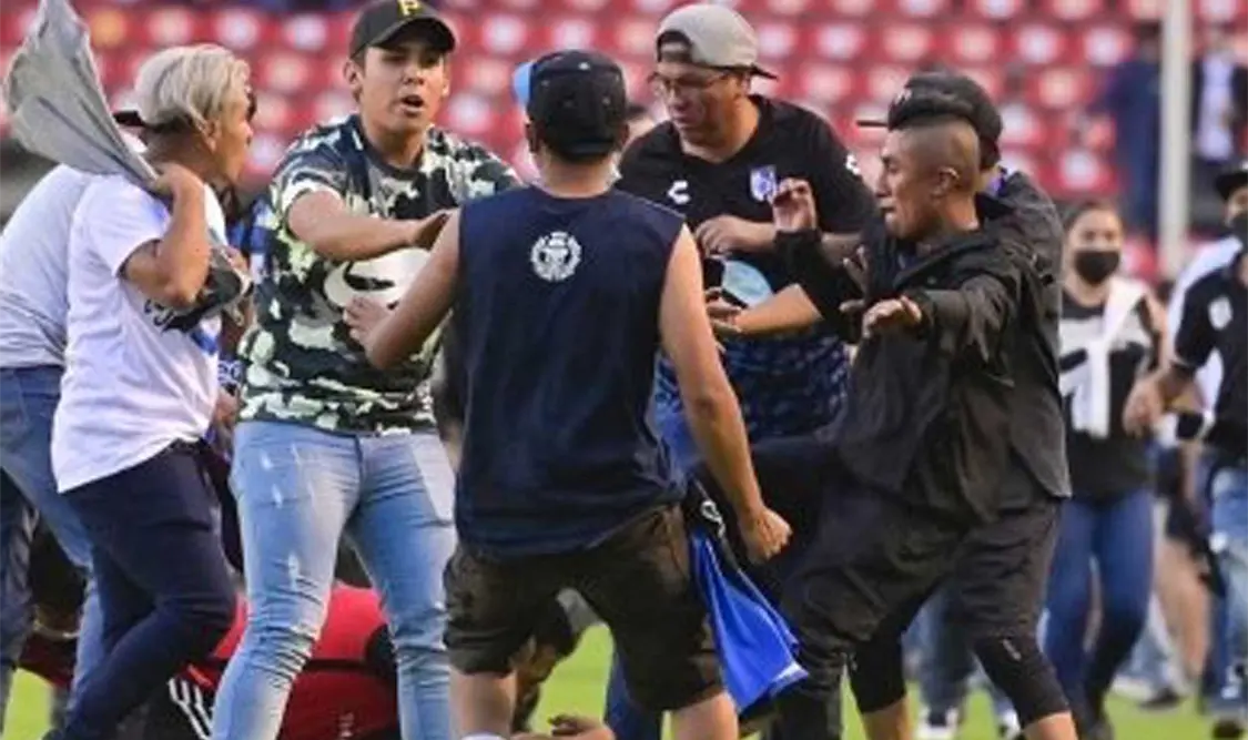 Barristas del Atlas y Querétaro invadieron la cancha de La Corregidora en pleno partido. El Universal