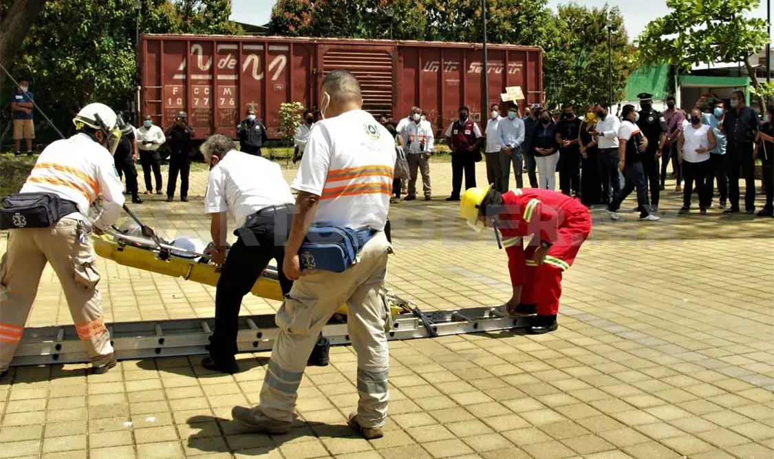 Se efectuó un simulacro de incendio de una vivienda y demostraciones sobre primeros auxilios, rescate y orientación vial. CP