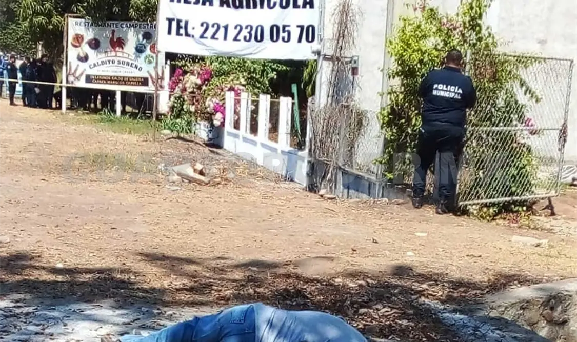 Personal de Servicios Periciales procedió al levantamiento del cuerpo para su traslado al Semefo, abriéndose la carpeta de investigación por el delito de homicidio calificado. Víctor Sánchez / CP