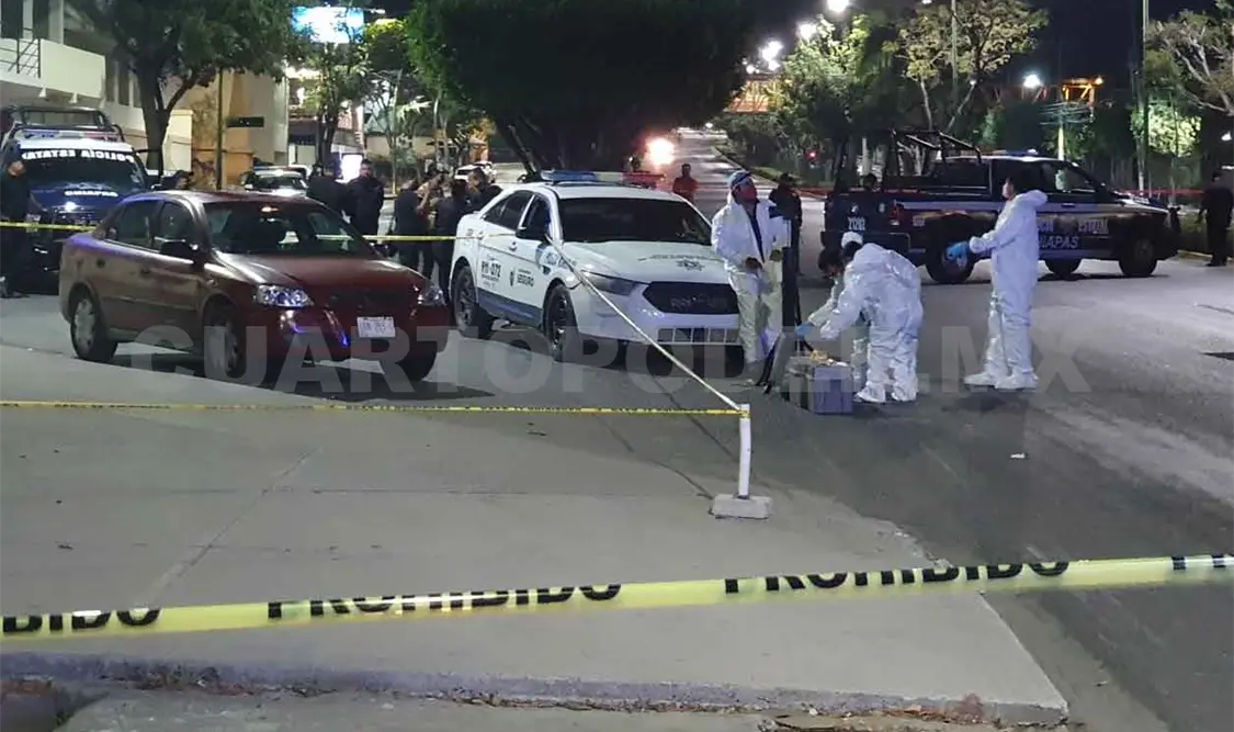 Hallan a mujer muerta en el asiento trasero de auto