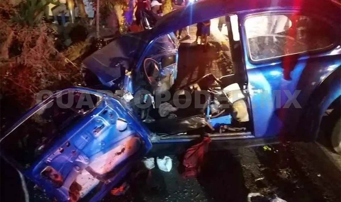 Rescatan a conductor atrapado en vehículo