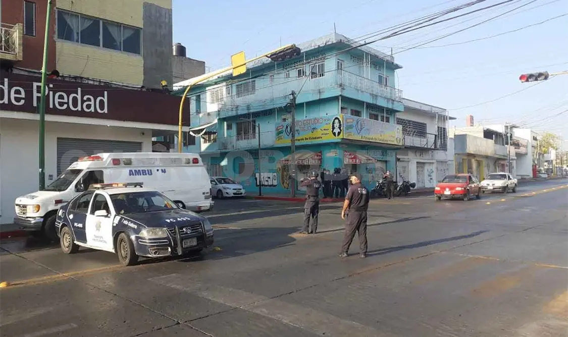 Se avienta desde el tercer piso y se quiebra las piernas
