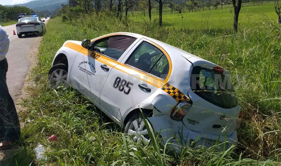 Pick up impacta a taxi y lo saca de la carretera