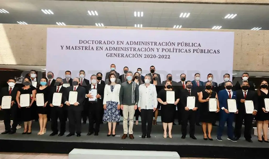 Atestigua gobernador ceremonia de graduación