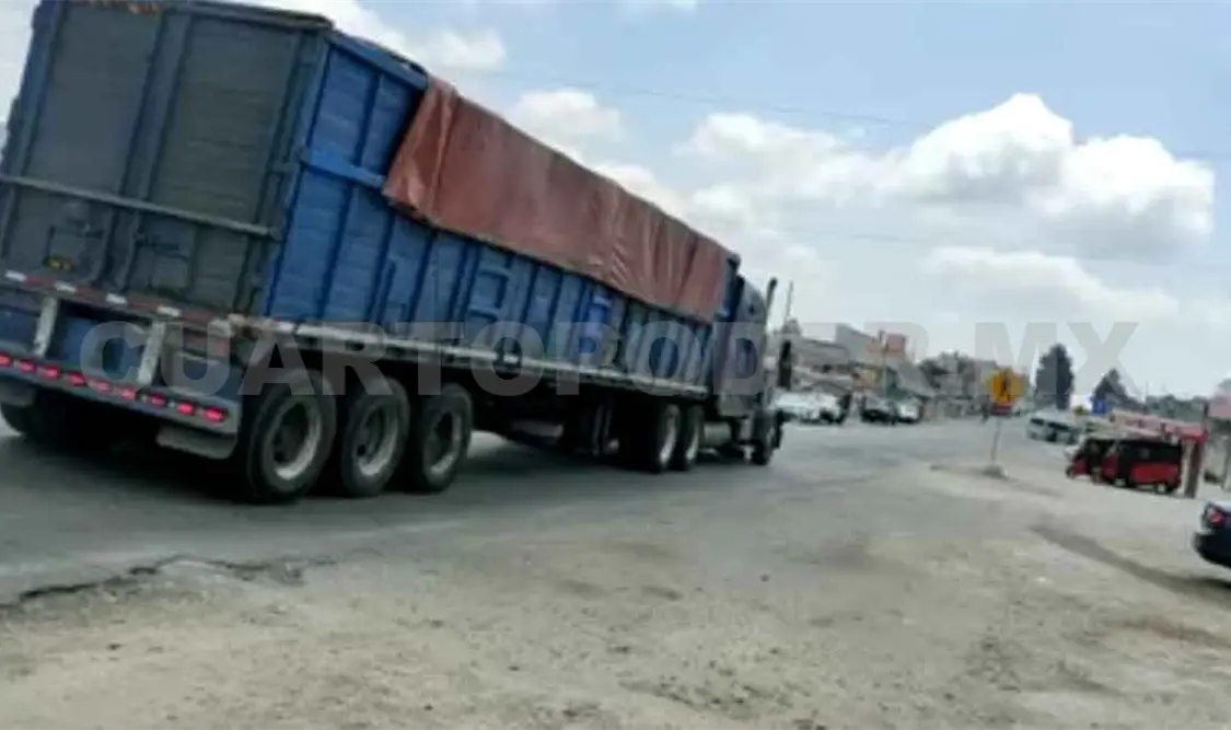 Chofer logra detener su tráiler al quedar sin frenos