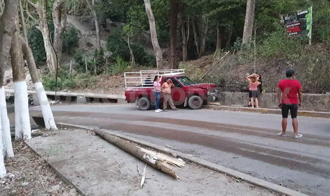 Veloz conductor impacta camioneta en objeto fijo