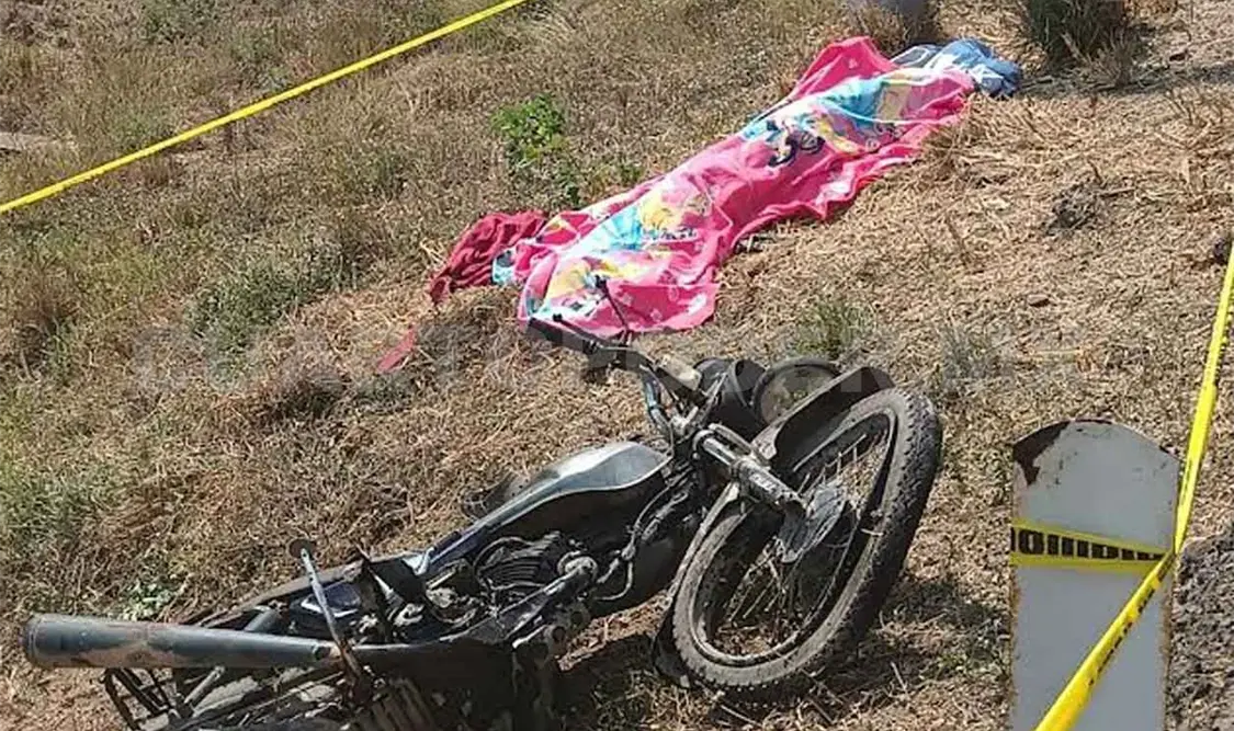 Fallece motociclista al estrellarse contra poste