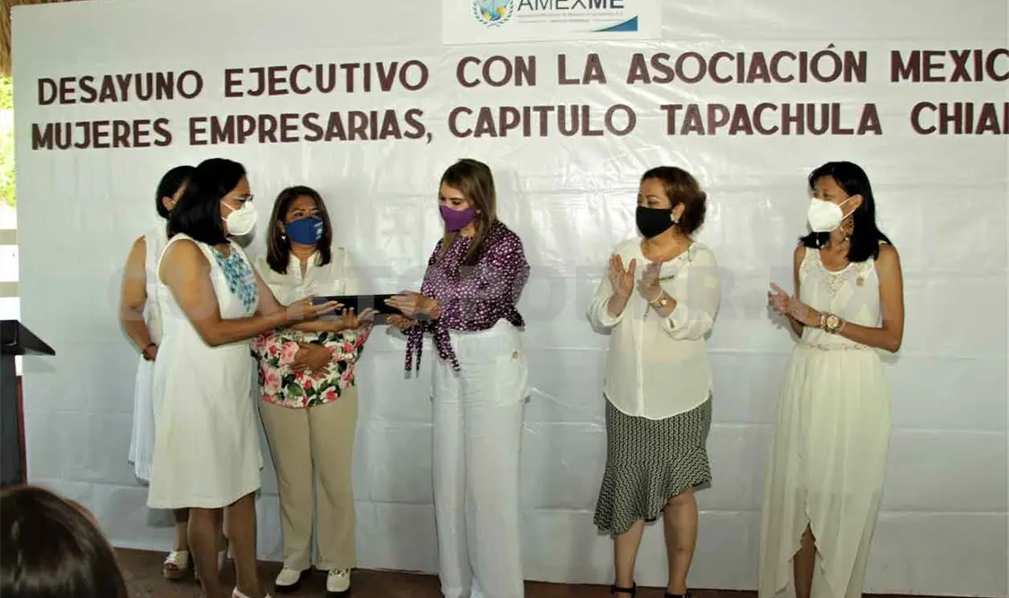 Entregan reconocimiento a la alcaldesa Rosy Urbina