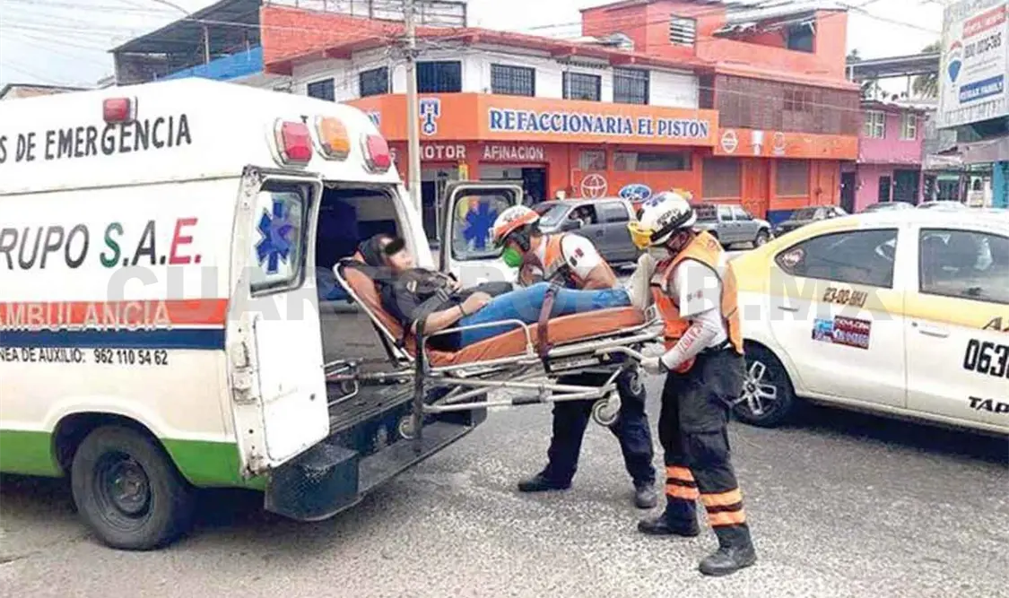 Piedra lanzada por auto lesiona a una joven