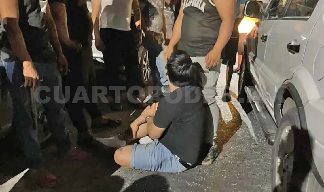Provoca accidente y colonos lo retienen