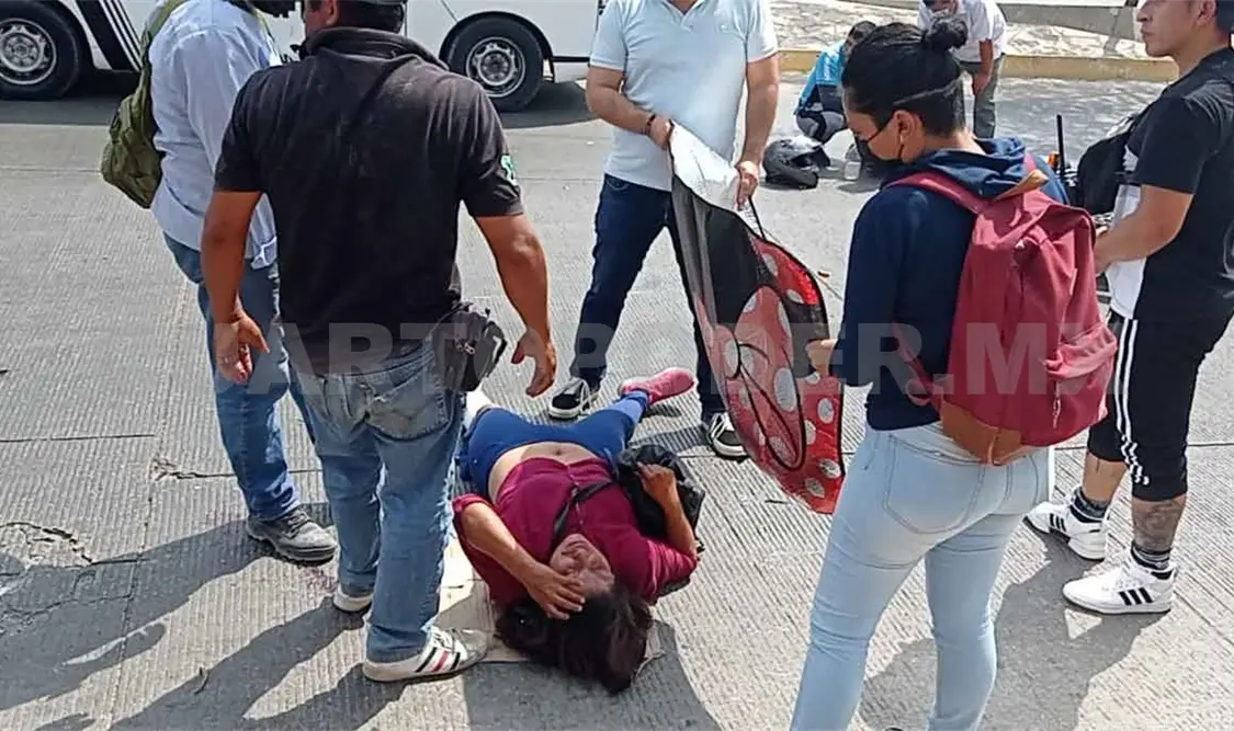 Motorista y peatona resultan lesionados tras impactarse