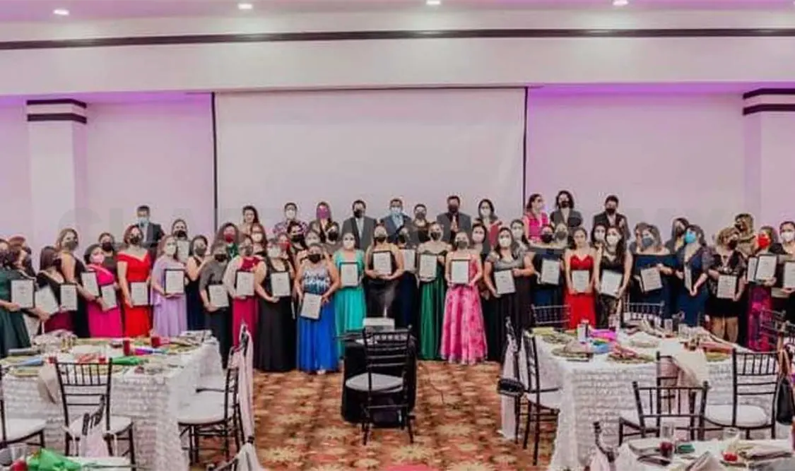 Reconocen a personal médico femenino
