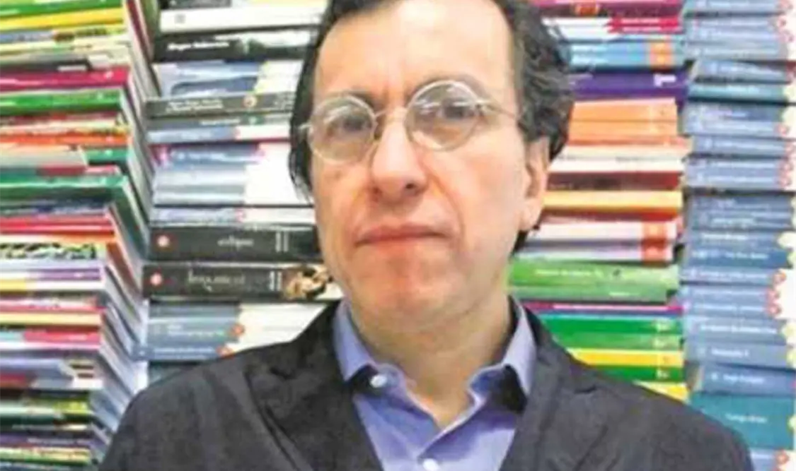 El también traductor Víctor Manuel Mendiola estuvo a cargo de la investigación y el prólogo de Iconografía. La Suave Patria de Ramón López Velarde.