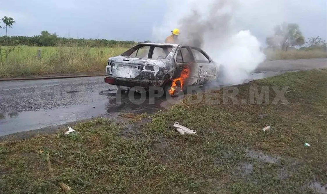 Se incendia Sentra y termina en chatarra