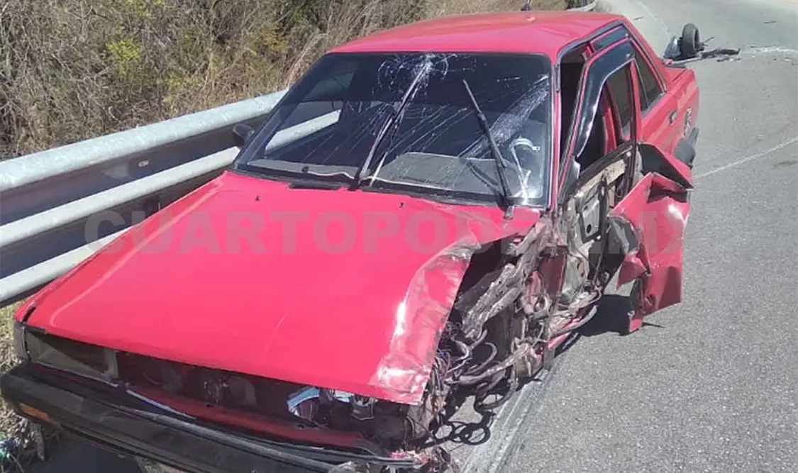 Destroza su auto al sufrir percance