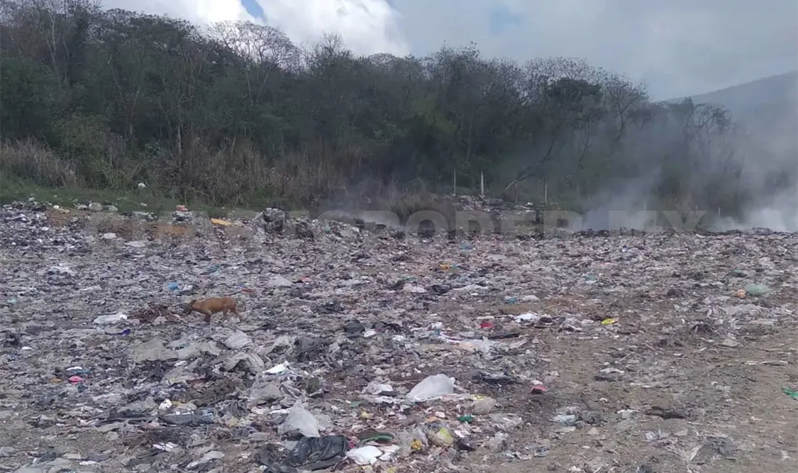 Los pobladores revelaron que el basurero acumula varias décadas en las mismas condiciones. Cortesía