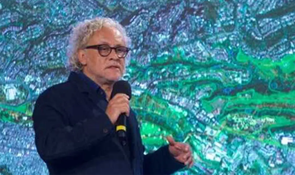 El artista Gabriel Orozco, en la conferencia matutina del presidente Andrés Manuel López Obrador. Cortesía