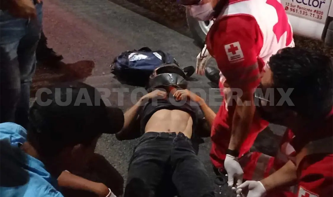 Un vehículo le salió al paso al joven motociclista y terminó por impactarlo, lo que provocó que resultara lesionado. Ulises López / CP