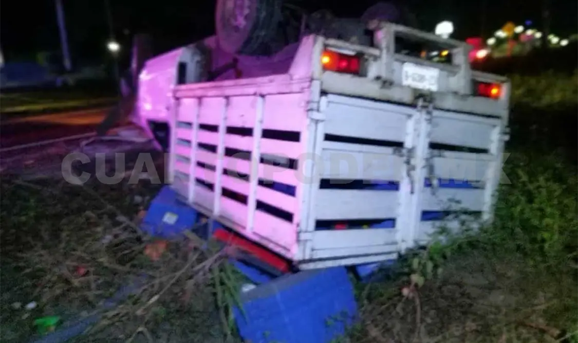 La noche del pasado viernes se registró un accidente en el libramiento Sur de la ciudad de Tapachula, por lo que oficiales se presentaron para brindar el auxilio. Víctor Sánchez / CP