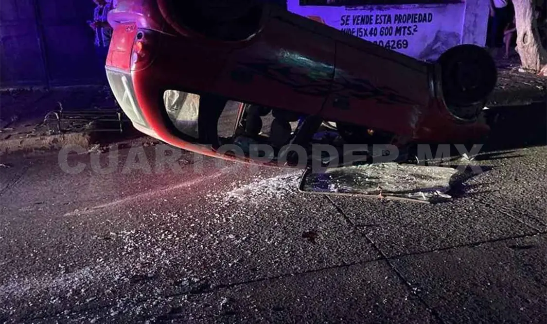 Chocó contra tres vehículos y volcó