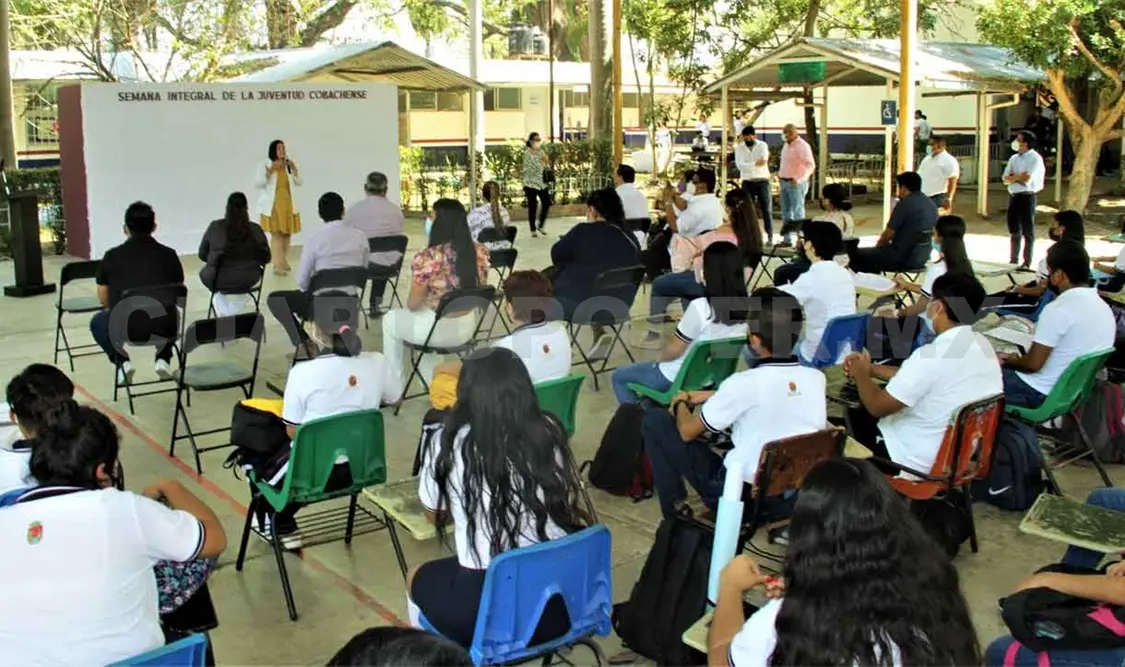 Imparten pláticas para apoyar el desarrollo educativo