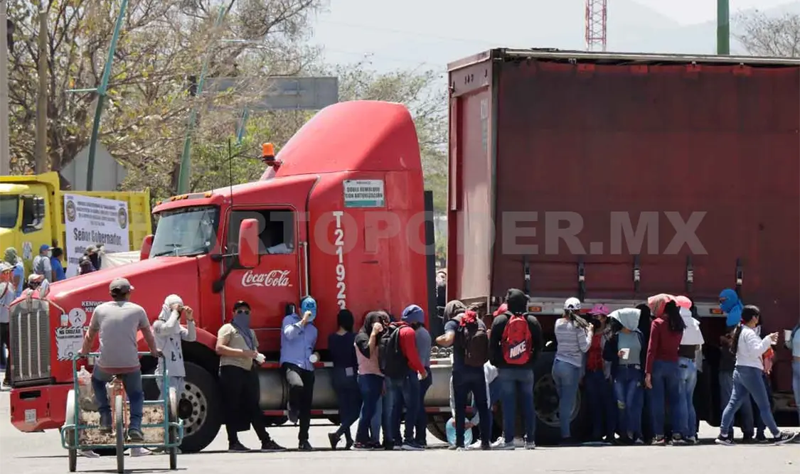 Retienen tráiler de doble remolque y bloquean crucero