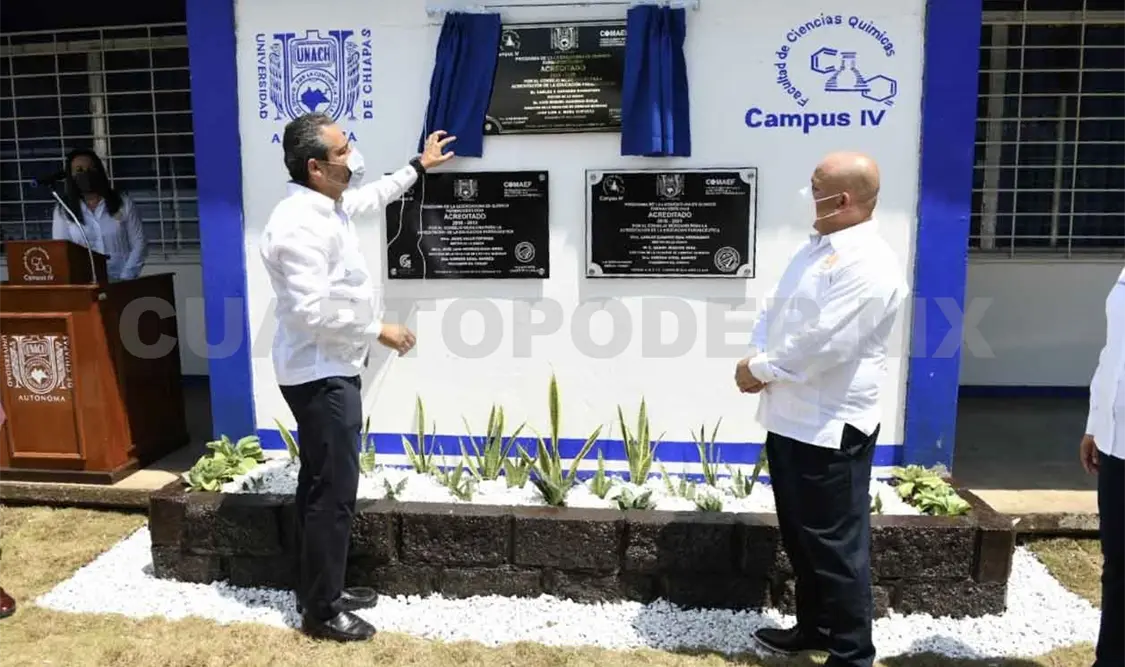 Devela Unach placa de acreditación de licenciatura