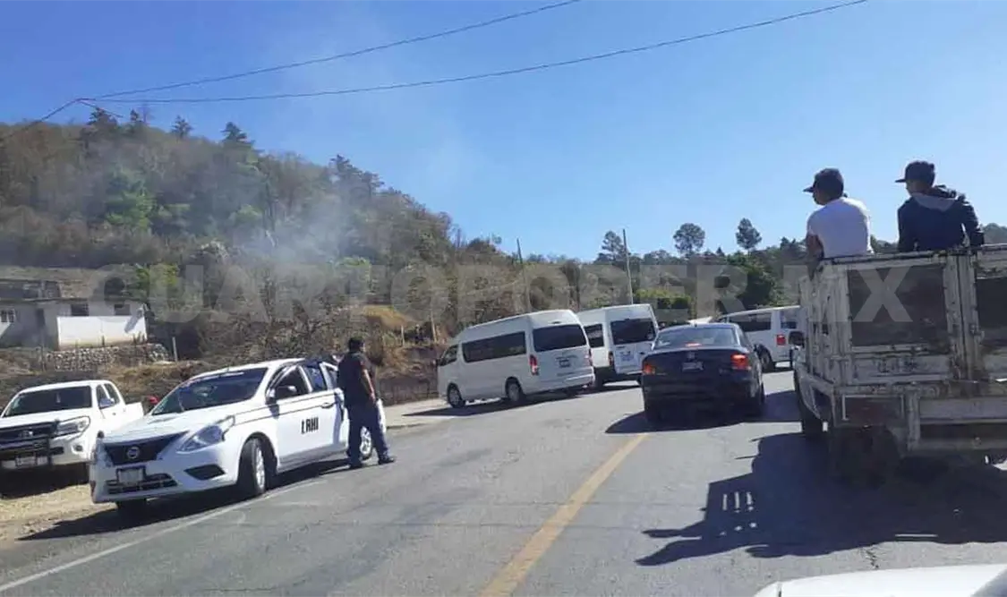 Bloquean carretera por incumplimiento del alcalde