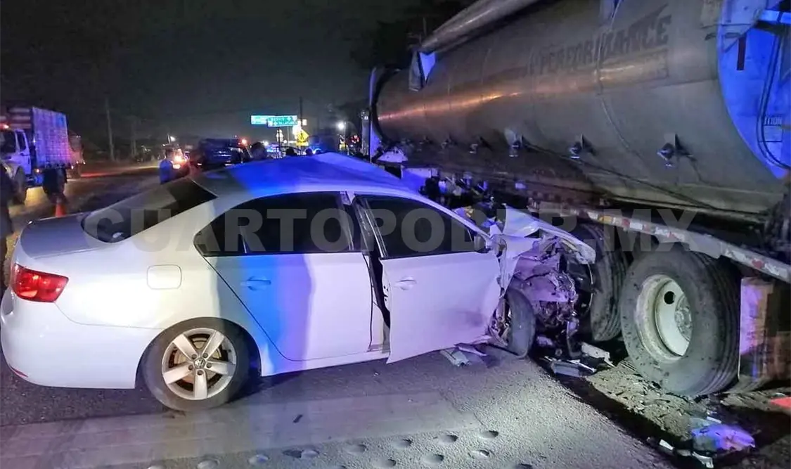 Fallece conductor de Jetta al impactar contra pipa