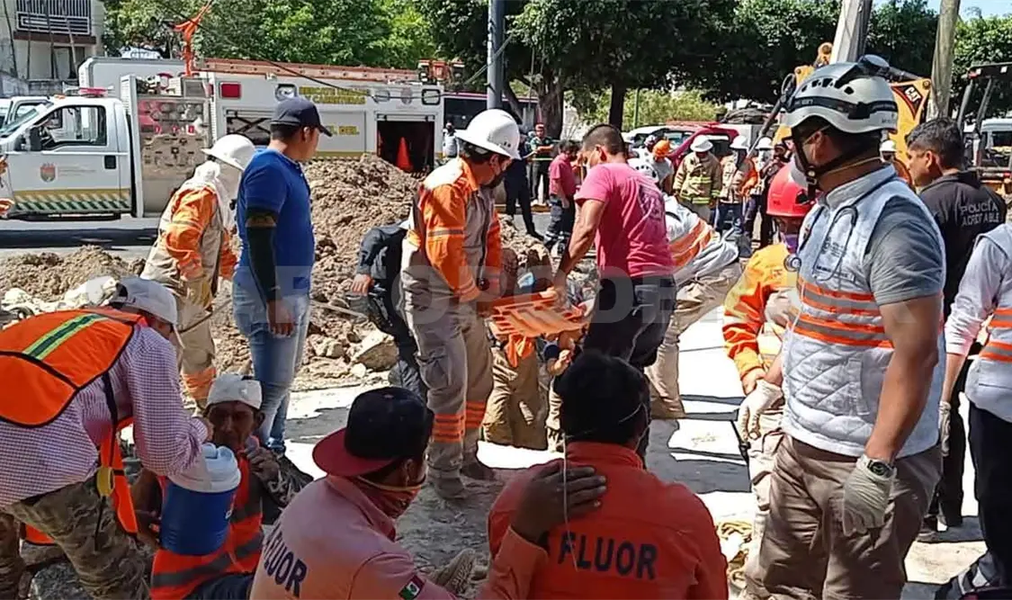 Tres obreros quedan sepultados tras derrumbe