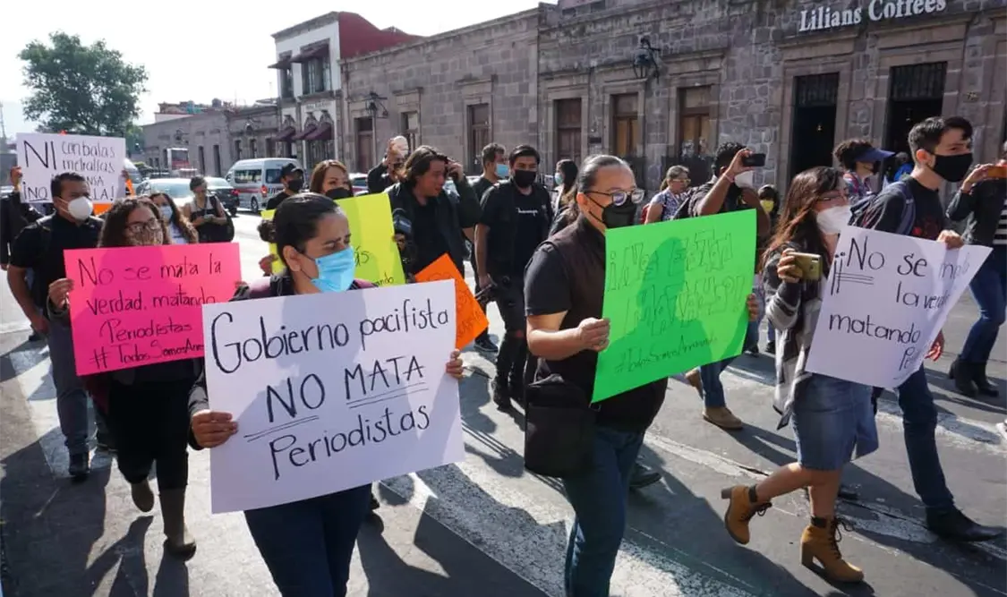 Reporteros, fotógrafos y camarógrafos se manifestaron con pancartas. Cortesía