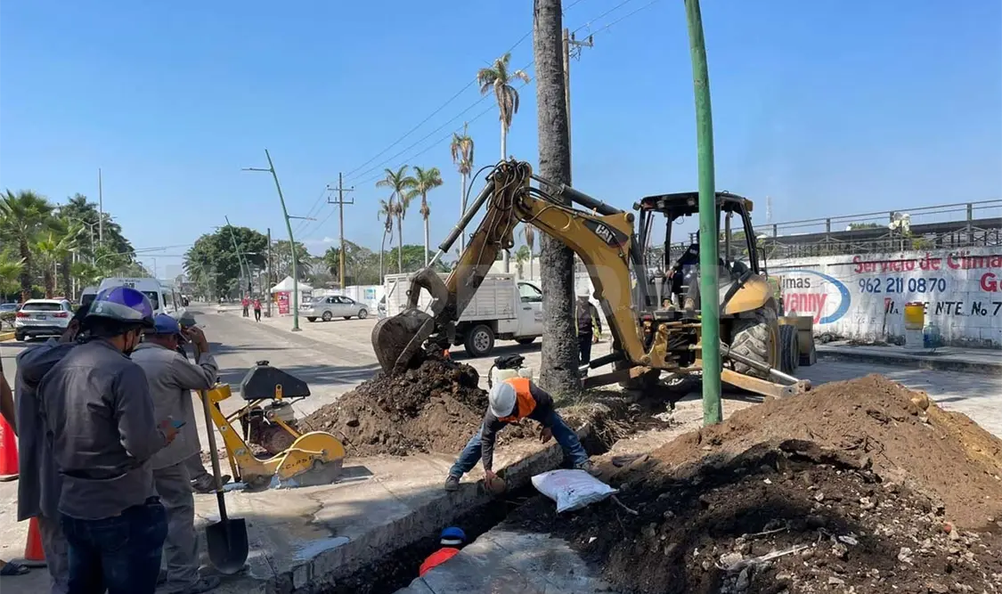 Constructora daña red de agua; afecta a colonias