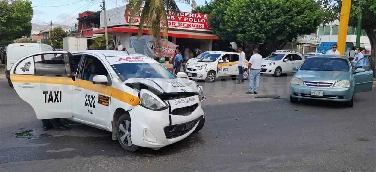 Dos mujeres lesionadas en choque de taxi y Optra