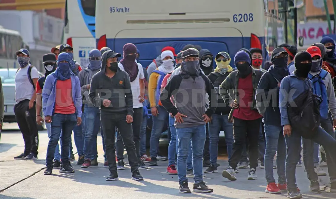 Normalistas bloquean centro de Tuxtla