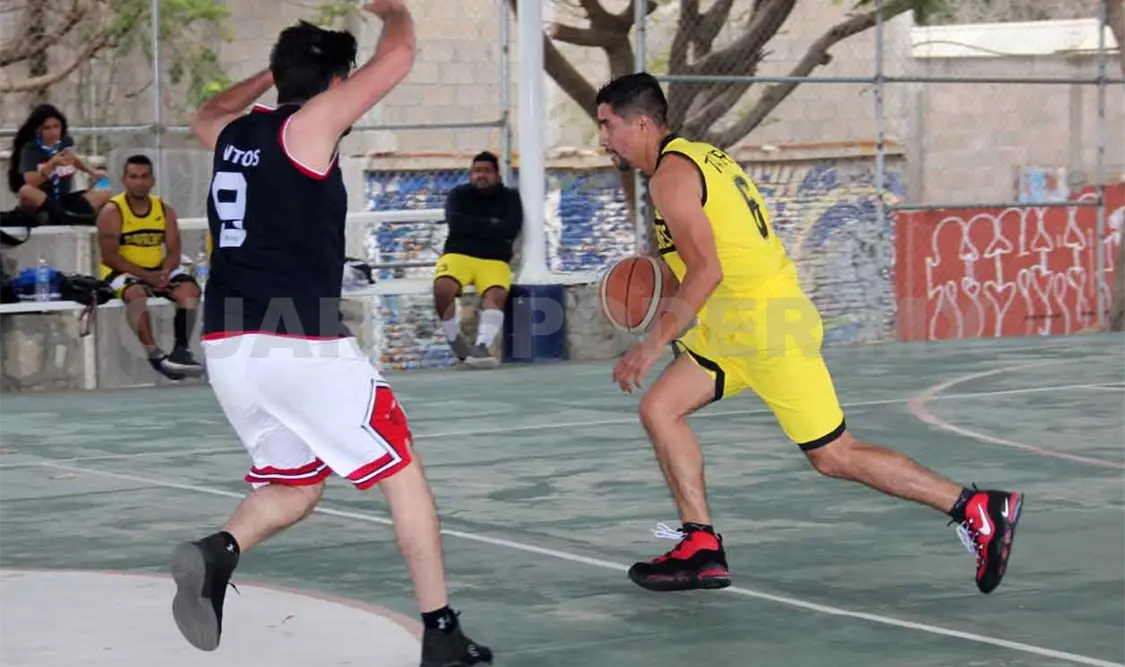 Turipaches hace la chica ante Bad Wolvers