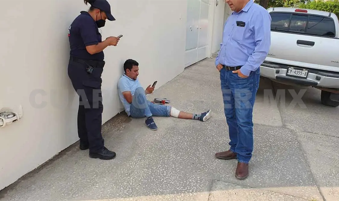 Conductores quedan heridos en choque