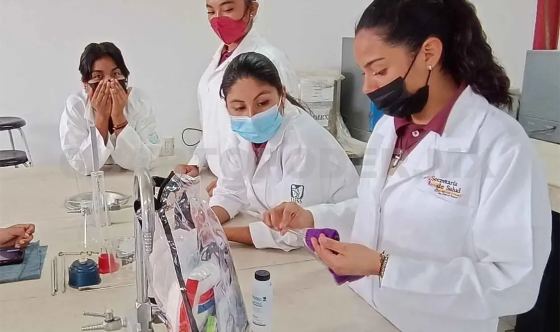 Educan a alumnos en técnicas de laboratorio