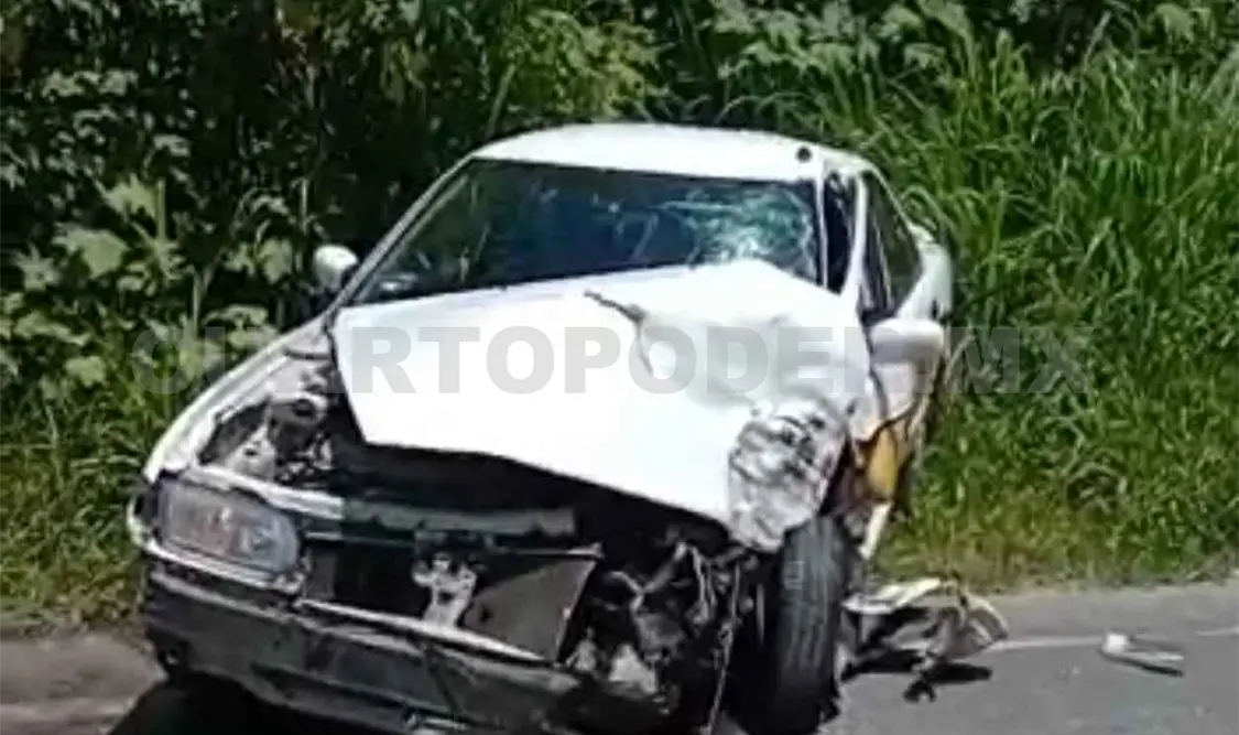 Volteo y taxi, involucrados en aparatoso percance