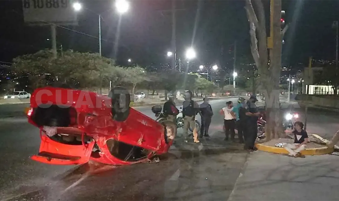 Acelerado conductor vuelca frente al parque Noquis