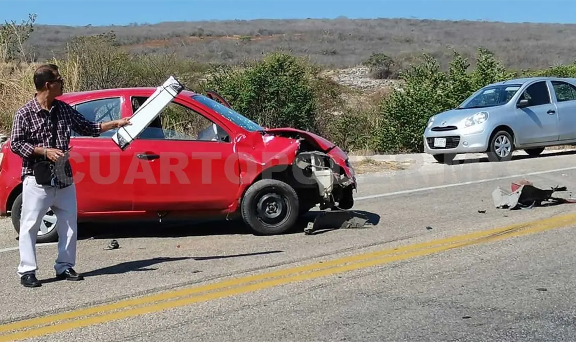 No se reportaron personas lesionadas, por lo que oficiales ordenaron que el carro fuera enviado al corralón. Ulises López / CP