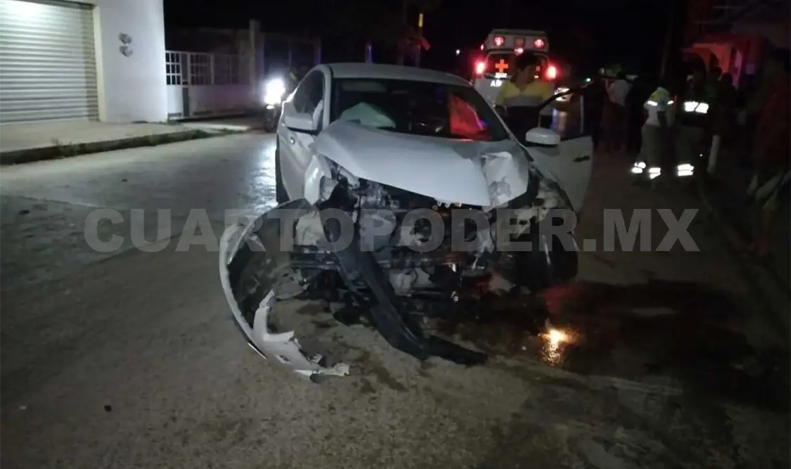 Se queda dormido y se estrella en poste