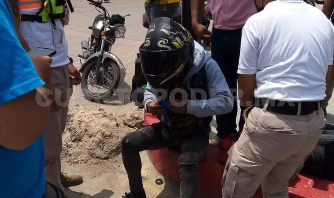 Motociclistas chocan frente al parque de Coita